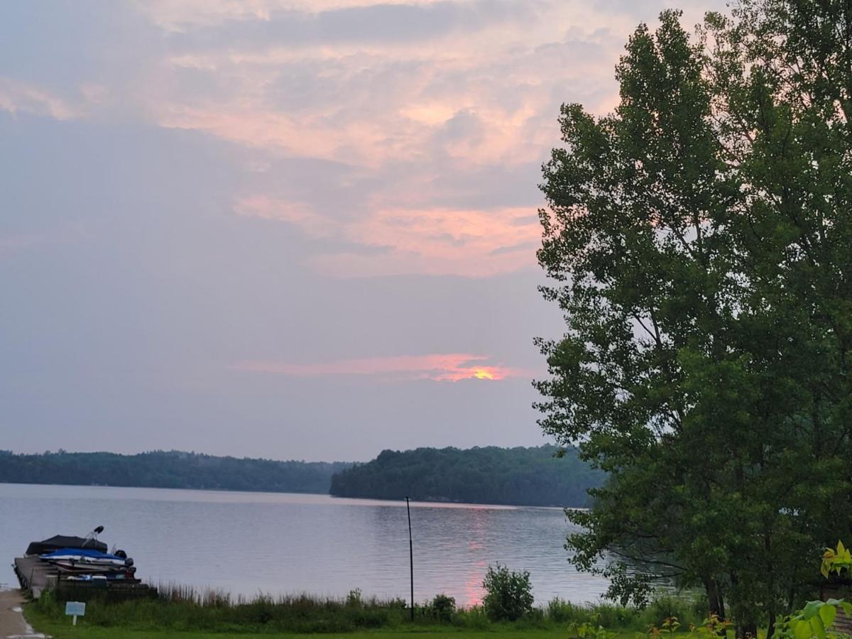 Chalet With Great Lake View Gracefield Exterior photo
