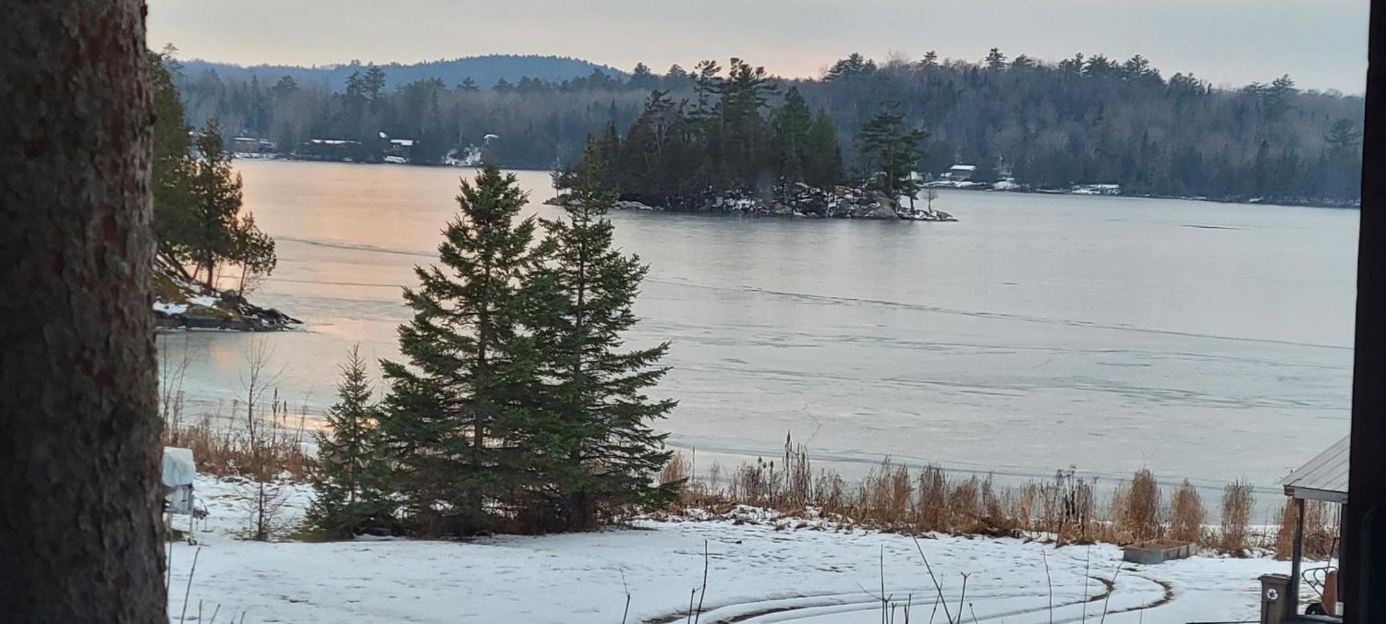 Chalet With Great Lake View Gracefield Exterior photo